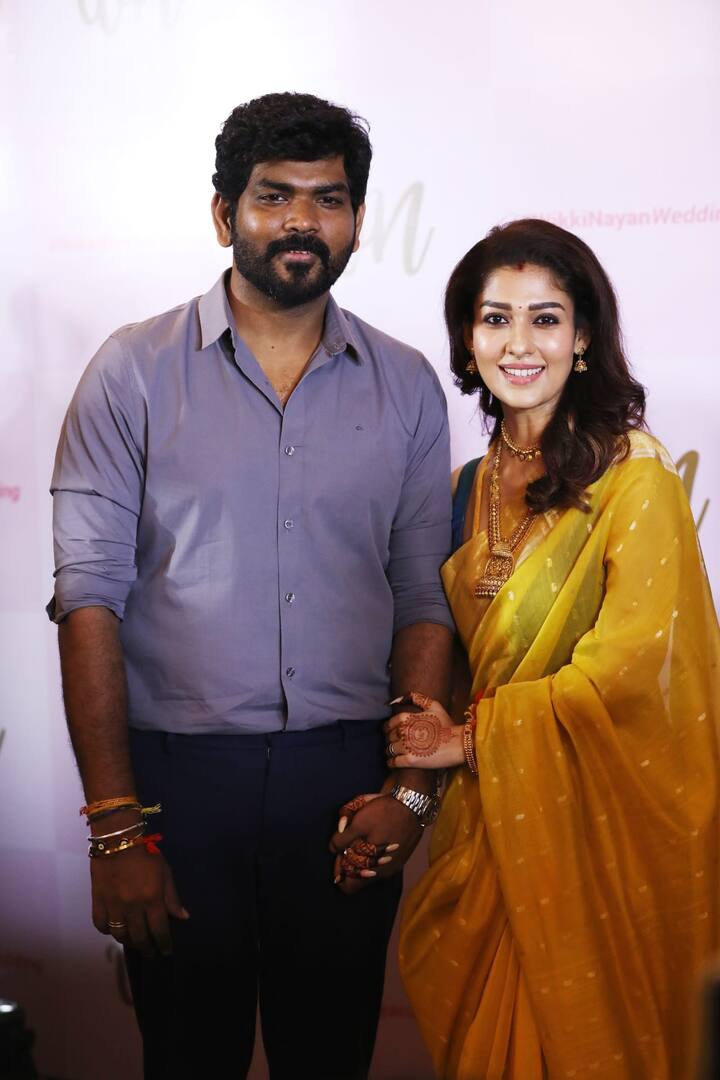 ஒருமுறை உன்னைக் காணும் பொழுது இரு விழிகளில் ரோஜாக் கனவு