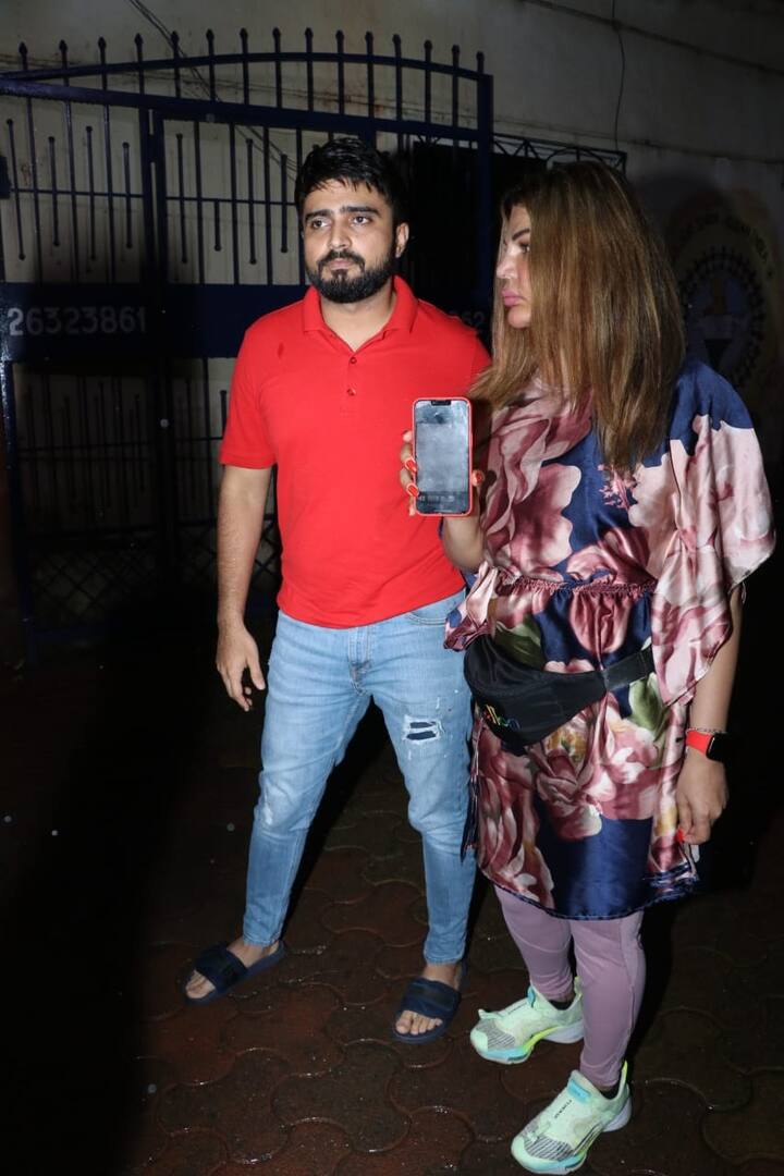 बॉलीवुड की ड्रामा क्वीन राखी सावंत को हाल ही में अपने ब्वॉयफ्रेडं आदिल दुर्रानी के साथ मुंबई के ओशीवारा पुलिस स्टेशन पहुंचीं.