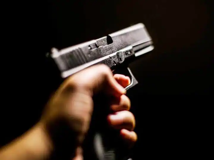 Punjab Crime : ਮੋਹਾਲੀ ਦੇ ਡੇਰਾਬੱਸੀ 'ਚ ਬੰਦੂਕ ਦੀ ਨੋਕ 'ਤੇ 1 ਕਰੋੜ ਦੀ ਲੁੱਟ, CCTV 'ਚ ਕੈਦ ਹੋਏ ਲੁਟੇਰੇ Punjab Crime : ਮੋਹਾਲੀ ਦੇ ਡੇਰਾਬੱਸੀ 'ਚ ਬੰਦੂਕ ਦੀ ਨੋਕ 'ਤੇ 1 ਕਰੋੜ ਦੀ ਲੁੱਟ, CCTV 'ਚ ਕੈਦ ਹੋਏ ਲੁਟੇਰੇ