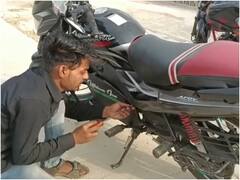 Mahoba: शाबाश! ITI छात्र ने पेट्रोल की बढ़ती कीमत देख अपने दोपहिए को इलेक्ट्रिक बाइक में बदला
