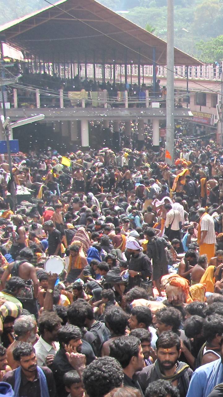 சபரிமலைக்கு ஆண்டுதோறும் 4 முதல் 5 கோடி பக்தர்கள் வருகை தருகிறார்கள்.