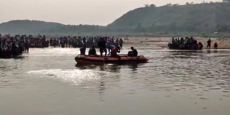 Birbhum news Student Drowned in in ajay river at border locals agitation over illegal sand mining Student Drowning : অবৈধভাবে বালি তোলায় নদীখাতে বড় গর্ত ! অজয়ে নেমে তলিয়ে গেল এক স্কুল ছাত্র