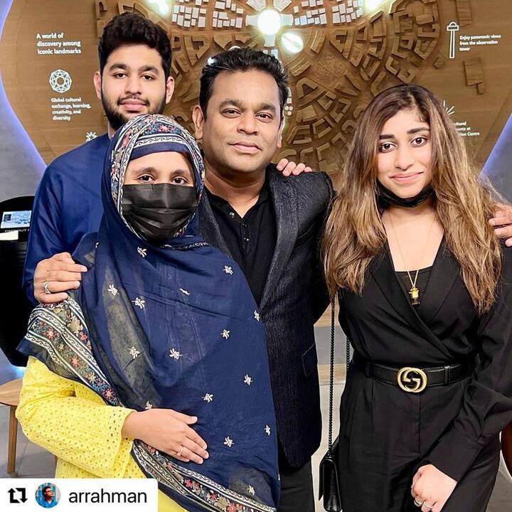 फिल्म इंडस्ट्री के मशहूर सिंगर और म्यूज़िक कंपोज़र एआर रहमान की बेटी खतीजा रहमान अपने गानों से ज्यादा अपने लुक को लेकर चर्चा में रहती हैं. ये बात तो सभी जानते हैं कि खतीज हमेशा अपने चेहरे को नकाब से ढककर रखती हैं. उनका चेहरा आजतक किसी ने नहीं देखा है. वैसे इस वजह से सिंगर को काफी ट्रोल भी किया जाता है.