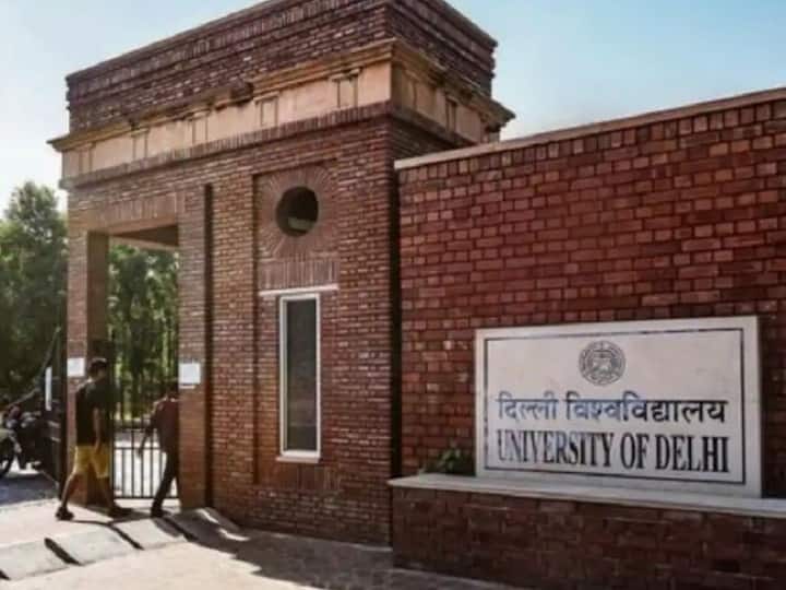 QS World University Rankings 2023 Why DU slipped in list of world's top universities QS World University Rankings 2023: दुनिया की टॉप यूनिवर्सिटी की लिस्ट में फिसला DU, जानिए क्या है वजह