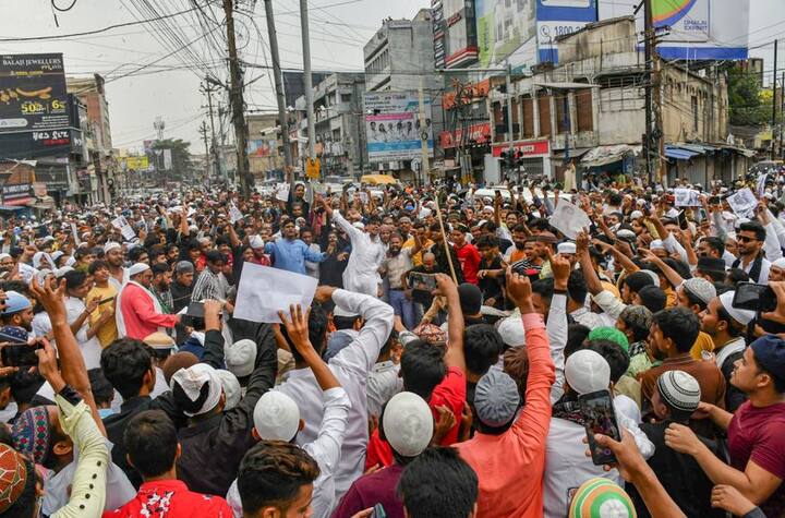 इसके अलावा तेलंगाना के हैदराबाद में मक्का मस्जिद के बाहर लोगों ने विरोध प्रदर्शन किया. पुलिस ने प्रदर्शनकारियों को मौके से हटाया. साथ ही पुलिस बल और CRPF इलाके में तैनात की गई.