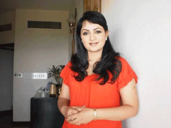 उपासना सिंह का जन्म पंजाब के होशियारपुर में हुआ था. कॉमेडी लीजेंड्स में शुमार हो चुकी उपासना सिंह ने अपना करियर बतौर लीड एक्ट्रेस शुरू किया था. टीवी की दुनिया के साथ ही उपासना पंजाबी फिल्मों का भी एक जाना पहचाना चेहरा हैं. साल 1986 में फिल्म 'बाबुल' से उपासना सिंह ने बॉलीवुड में शुरुआत की थी. उपासना अभी तक 75 फिल्मों में अपनी एक्टिंग का जलवा दिखा चुकी हैं. आज आपको उपासना सिंह से जुड़ी कुछ खास बातें बताते हैं जो शायद उनके फैन्स को भी नहीं पता हैं.