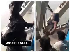 Viral Video : चालत्या ट्रेनमधून अचानक मोबाईल गायब! मुलगा ऐकत होता गाणे, व्हिडिओ पाहून हसू आवरेना