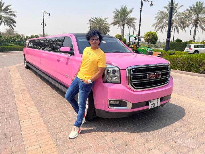 ‘किती लांब असेल ही गाडी?’, असं म्हणत त्याने या गाडीसोबतचे हे फोटो सोशल मीडियावर शेअर केले आहे, या फोटोंमध्ये त्याच्यासोबत त्याच्या लाडक्या लेकीही दिसत आहेत. (Photo:@siddharth23oct/IG)