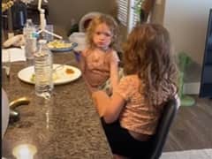 Watch: 4 साल की बच्ची ने अपनी छोटी बहन को दी नसीहत, कहा- 'खाओ या सड़क पर जाओ'