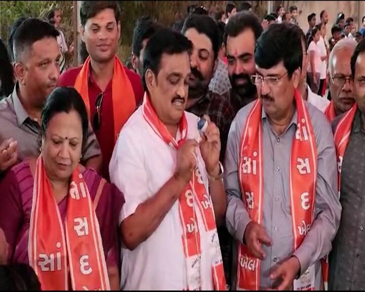 સુરતના સરદાર પટેલ સ્પોર્ટ્સ કોમ્પલેક્ષ ખાતે યોજાયેલા કાર્યક્રમમાં પ્રદેશ અધ્યક્ષ સીઆર પાટીલ, મંત્રી દર્શના જર્દોષ,સ્ટેન્ડિંગ ચેરમેન પરેશ પટેલ,સુરત શહેર ભાજપ.પ્રમુખ નિરંજન ઝાંઝમેરા હાજર રહ્યા હતા.