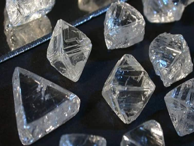 Russia-Ukraine war affects Gujarat's diamond industry, endangers millions of diamond  workers રશિયા-યુક્રેન યુદ્ધની ગુજરાતના હીરા ઉદ્યોગ પર મોટી અસર, લાખો રત્નકલાકારો પર જોખમ