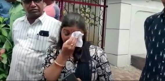 Commissioner Emotional On Plight Of Sanitary Workers: పారిశుద్ధ్య కార్మికులను చూసి కమిషనర్ కన్నీళ్లు