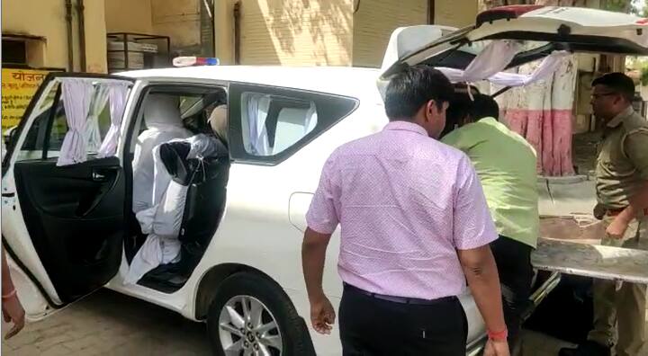 UP News Auraiya DM Prakash Chandra took his brother-sister injured in accident to hospital ANN Auraiya News: डीएम ने हादसे में घायल भाई-बहन को अपनी गाड़ी से पहुंचाया अस्पताल, वीडियो वायरल