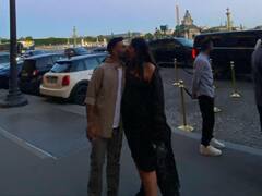 सड़क के बीचों बीच सोनम कपूर ने पति के साथ किया लिप लॉक, बहन ने शेयर की कपल की रोमांटिक तस्वीर