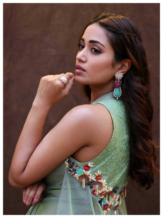 'పాగల్' బ్యూటీ పోజులు చూశారా?