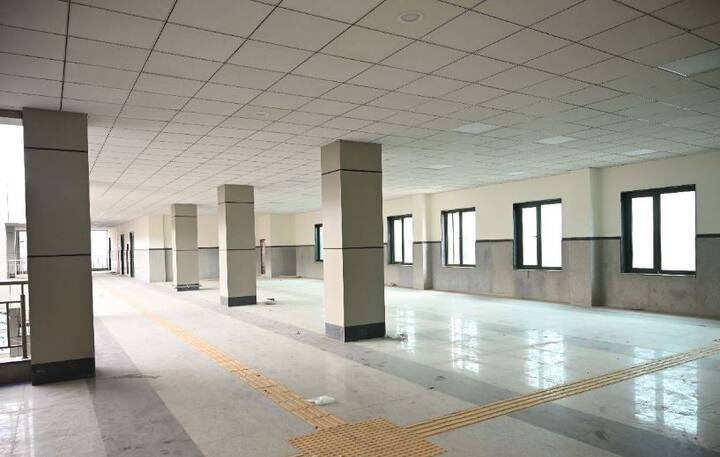 अयोध्या रेलवे स्टेशन की लागत लगभग 140 करोड़ रुपए के आसपास है. अयोध्या रेलवे स्टेशन देश का सर्वोत्तम रेलवे स्टेशन हो, उस दृष्टि से उसका निर्माण कराया जा रहा है. कि रेलवे स्टेशन मंदिर नुमा दिखे अयोध्या में विकास की जितनी भी योजनाएं हैं उन सब का स्वरूप मंदिर मॉडल या धर्म नगरी के अनुरूप ही किया जाएगा. (तस्वीर- साभार भारतीय रेलवे ट्विटर)