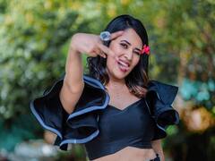 Anasuya Photos: చేతిలో పువ్వు, చెరగని చిరునవ్వు - రోజు రోజుకు చిన్నపిల్లలా మారిపోతున్న అనసూయ!
