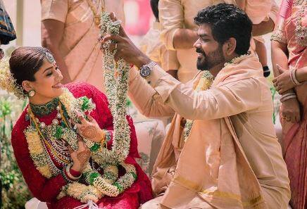 લગ્ન બાદ નયનતારા અને વિગ્નેશએ તેમના નવા જીવનની શરૂઆત કરી છે. હાલમાં જ બંનેએ તિરુપતિ બાલાજી મંદિરમાં જઈને આશીર્વાદ લીધા હતા. આ પછી કપલના વેડિંગ રિસેપ્શનની ચર્ચા થઈ રહી છે. નયનતારા અને વિગ્નેશના લગ્નની રિસેપ્શન પાર્ટી ચેન્નાઈના એક પ્રાઇમ રિસોર્ટમાં યોજાશે.