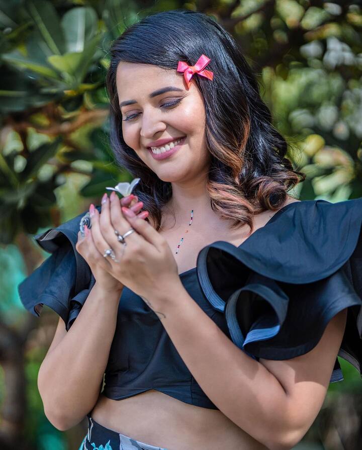 ఎప్పటికప్పుడు హాట్ ఫోటోలను ఇన్స్టాగ్రామ్ లో షేర్ చేస్తూ తన ఫాలోయింగ్ మరింత పెంచుకుంటోంది. (Courtesy: Anasuya Instagram)