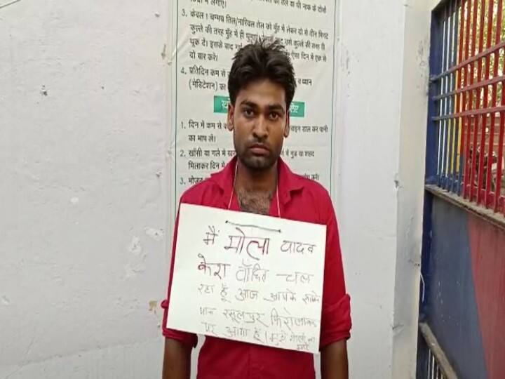 Firozabad Crime News: आत्मसमर्पण की तख्ती लटकाकर सरेंडर करने थाने पहुंचा अपराधी, कहा- मुझे गिरफ्तार कर लो, मगर गोली मत मारो Fearing encounter in Firozabad, the criminal reached the police station to surrender ann Firozabad Crime News: आत्मसमर्पण की तख्ती लटकाकर सरेंडर करने थाने पहुंचा अपराधी, कहा- मुझे गिरफ्तार कर लो, मगर गोली मत मारो