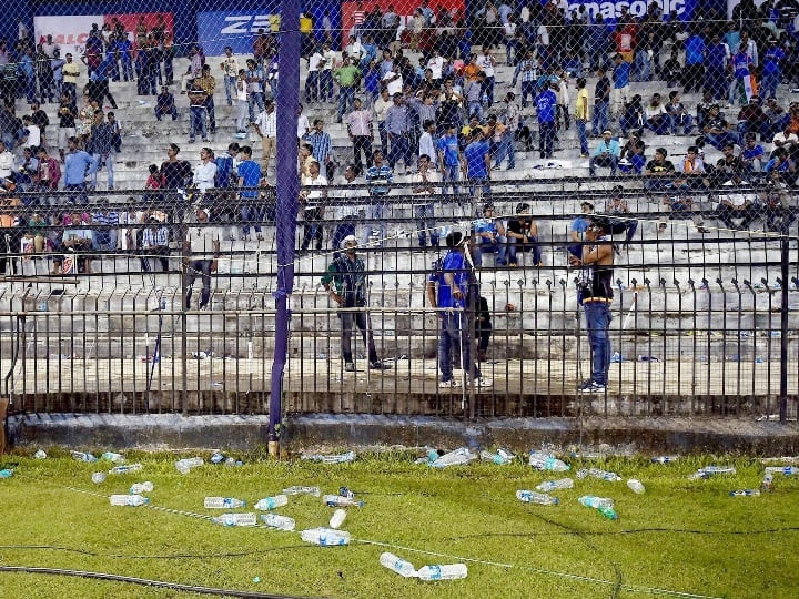 IND vs SA t20 match angry fans thrown bottle in ground dhoni said they must be enjoying IND vs SA 2nd T20: 2015 में कटक में भिड़ी थी भारत-दक्षिण अफ्रीका की टीम, जमकर हुआ था बवाल