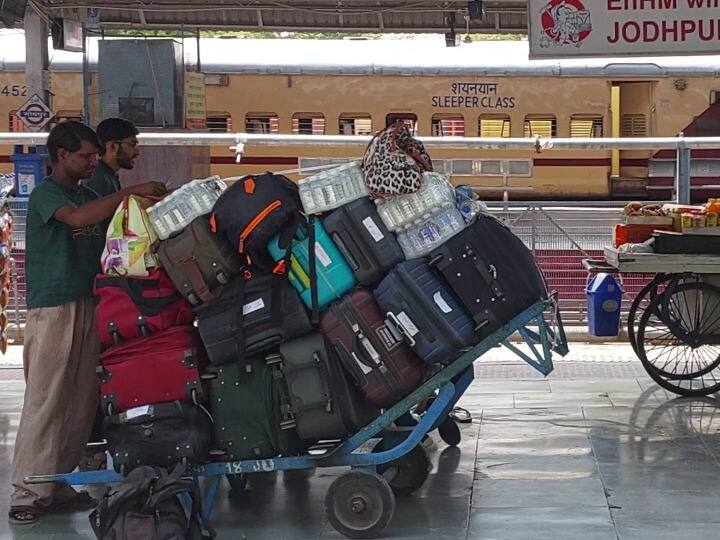 Rajasthan News Railway Luggage Rule start train journey with ticket on carrying more luggage know details ANN Railway Luggage Rule: ट्रेन में छूट से ज्यादा सामान ले जाने पर बनता है टिकट, जान लें नियम वरना पड़ सकता है भारी
