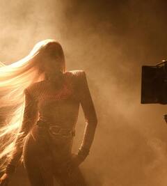 धुंए के बीच बलखती ये एक्ट्रेस है बॉलीवुड की टॉप डांसर में से एक, करोड़ों दिलों पर करती हैं राज