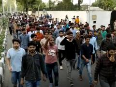 Prophet Muhammad Remarks Row: नुपुर शर्मा के खिलाफ AMU में प्रदर्शन, छात्रों ने निकाला प्रोटेस्ट मार्च, जमकर हुई नारेबाजी