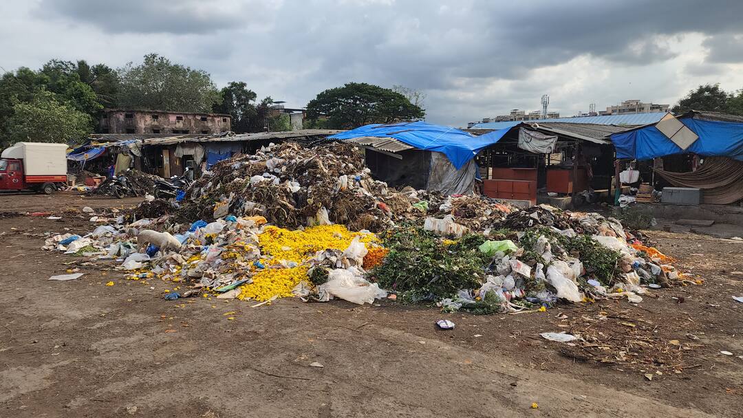 KDMC and APMC issue Garbage pile in front of the flower market marathi news Kalyan : कल्याण एपीएमसी फुल मार्केटमधील कचऱ्याला वाली कोण? मार्केट समोर कचऱ्याचे ढीग