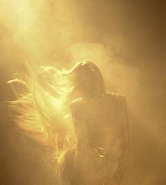 धुंए के बीच बलखती ये एक्ट्रेस है बॉलीवुड की टॉप डांसर में से एक, करोड़ों दिलों पर करती हैं राज