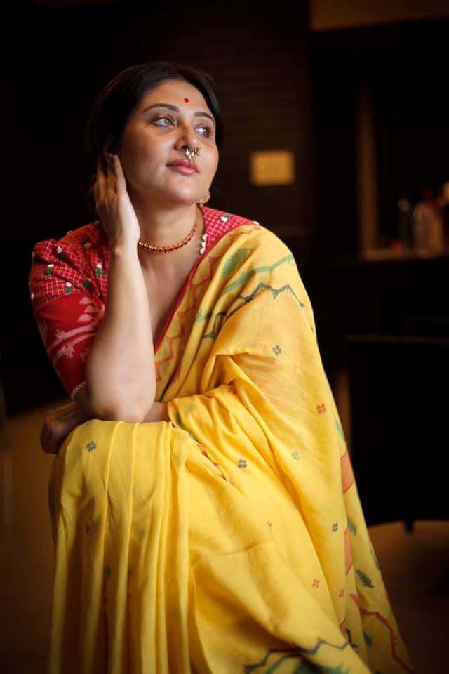 সামনেই মুক্তি পাবে স্বস্তিকা মুখোপাধ্যায়ের নতুন ছবি 'শ্রীমতি'। এই ছবি শ্যুটিং চলাকালীন বাবা সন্তু মুখোপাধ্যায়কে হারিয়েছিলেন স্বস্তিকা। এমনকি বাবার মৃত্যুর দিনেও পেশাদারিত্বের কারণেই বাতিল করতে পারেননি শ্যুটিং!