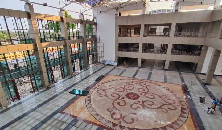 बता दें कि रेलवे स्टेशन के प्रथम चरण का काम लगभग पूरा हो चुका है और दूसरे चरण के काम के लिए 300 करोड़ रुपए का बजट भी पास कर दिया गया है. संपूर्ण रेलवे स्टेशन का विकास 140 करोड़ों रुपए से होना है. यात्री सुविधाओं से लैस राम नगरी का रेलवे स्टेशन यात्रियों को ऐसा बात का आभास कराएगा कि वह धर्म नगरी अयोध्या में हैं. (तस्वीर- साभार भारतीय रेलवे ट्विटर)