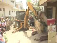 Watch: प्रयागराज हिंसा के मास्टरमाइंड जावेद पंप के घर पर चला बुलडोजर, देखें वीडियो