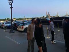 Sonam Kapoor Latest Photos: पेरिस में पति आनंद के साथ कोजी होती नजर आईं प्रेग्‍नेंट सोनम कपूर