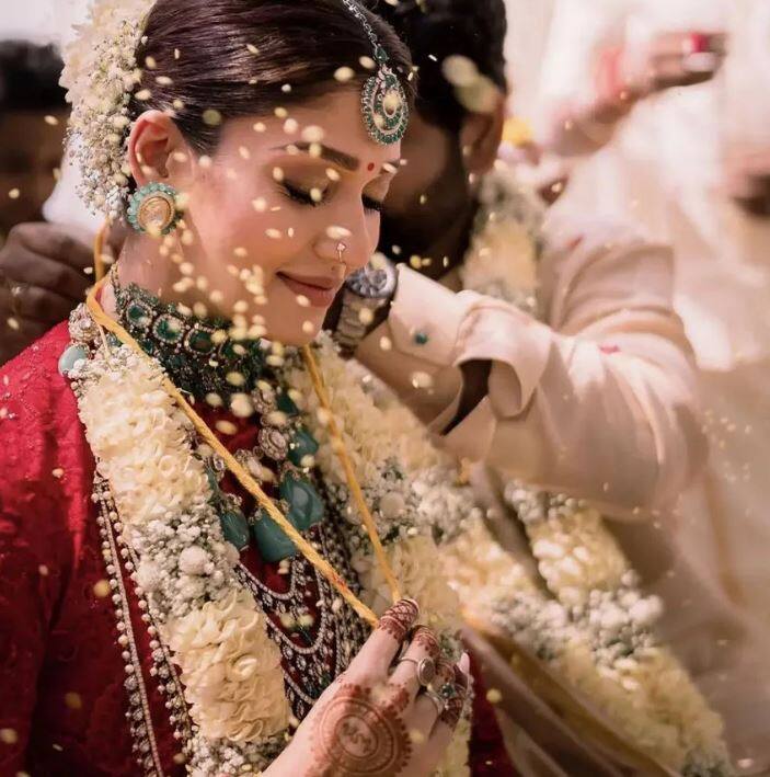 સાઉથ ફિલ્મ ઈન્ડસ્ટ્રીની સુંદર અભિનેત્રી નયનતારા (Nayanthara) અને ફિલ્મ નિર્માતા વિગ્નેશ શિવન(Vignesh Shivan)ના લગ્ન થઈ ગયા છે. બંનેએ 9 જૂન 2022ના રોજ તમિલનાડુના મહાબલીપુરમ(Mahabalipuram )માં પરંપરાગત રીતે લગ્ન કર્યા હતા.