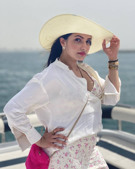 দুবাইয়ের সমুদ্রের বুকে নজর কাড়ছেন তনুশ্রী