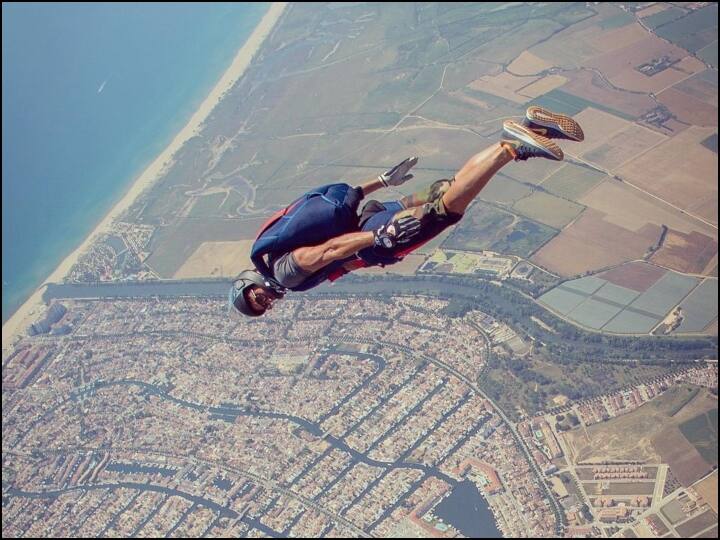 Bollywood actor farhan akhtar skydiving in spain people asked asked about fear Bollywood के दिग्गज अभिनेता ने स्पेन में की Skydiving, लोग बोले- भाई तुम तो डरते थे न?