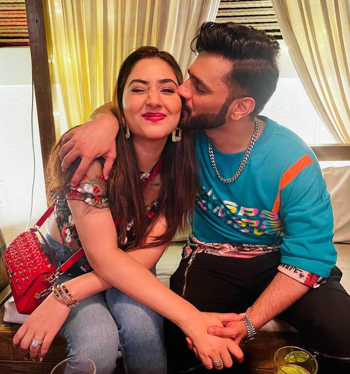टिनसेल टाउन के एक और कपल के बीच 5 सालों का एज गैप है और उनकी केमिस्ट्री सोशल मीडिया पर सभी को प्रेरित करती है. ये जोड़ी कोई और नहीं बल्कि दिशा परमार (Disha Parmar) और राहुल वैद्य (Rahul Vaidya) हैं.