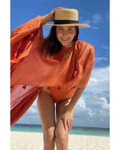 Anushka Sharma Photos: ఆరెంజ్ బికినీలో విరుష్క