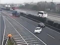 Viral Video : महामार्गाच्या मध्यावर कार थांबली, वळण घेताच अनेक वाहनांचा अपघात, ह्रदयाचा ठोका चुकवणारा Video