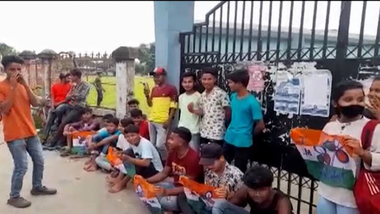 Bagdogra HS Result failed students urge to pass them slogan with tmc flag political controversy begins HS Result 2022: ফেল করেও পাশের দাবি! তৃণমূলের পতাকা হাতে মনীষীর নামে স্লোগান, শুরু রাজনৈতিক তরজা