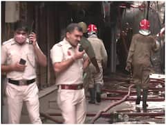 Delhi Fire: दिल्ली के करोल बाग स्थित गफ्फार मार्केट में लगी भीषण आग, कई घंटे बाद दमकल की करीब 40 गाड़ियों ने पाया काबू
