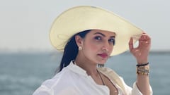 Tnusree Chakraborty: সাদা পোশাকে দুবাইয়ের সমুদ্রের বুকে নজর কাড়ছেন তনুশ্রী