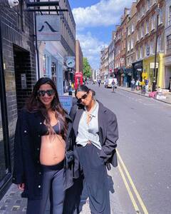 सड़क के बीचों बीच सोनम कपूर ने पति के साथ किया लिप लॉक, बहन ने शेयर की कपल की रोमांटिक तस्वीर