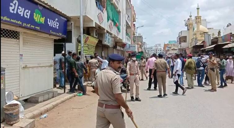 Police arrested 30 people in the Juhapura area of Ahmedabad અમદાવાદમાં નૂપુર શર્માનો વિરોધ કરવા ટોળું એકઠું થતા પોલીસના ધાડા ઉતર્યા, 30 જેટલા લોકોની અટકાયત