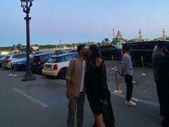 सड़क के बीचों बीच सोनम कपूर ने पति के साथ किया लिप लॉक, बहन ने शेयर की कपल की रोमांटिक तस्वीर