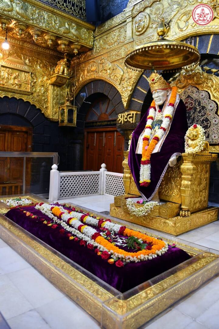 शिर्डी हे लाखो भक्तांचं श्रद्धास्थान आहे. दरवर्षी साईबाबांच्या दर्शनासाठी लाखो भाविक शिर्डीत येतात. तसेच साईबाबांच्या श्रद्धेपोटी भाविक लाखो रूपये, सोने-चांदी तसेच इतर अनेक मौल्यवान वस्तूंचे दान करतात.