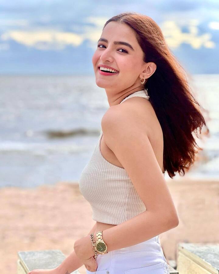 లండన్లో పుట్టి పెరిగిన ఈ అమ్మాయి సినిమాల్లో నటించేందుకు ఇండియాకు వచ్చింది. -Image Credit:Rukshar Dhillon/Instagram