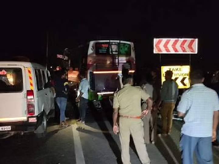 tourist bus accident 2 police persons died போக்குவரத்தை சரி செய்ய முயன்ற போது சாலை விபத்தில் 2 போலீசார் பலி:  முதலமைச்சர் இரங்கல்