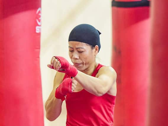 Mary Kom Injury: चोट के बाद मैरी कॉम की बढ़ी मुश्किल, डॉक्टरों ने दी सर्जरी कराने की सलाह Mary Kom Injury: चोट के बाद मैरी कॉम की बढ़ी मुश्किल, डॉक्टरों ने दी सर्जरी कराने की सलाह